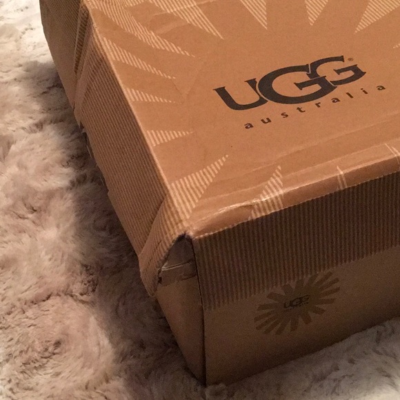 UGG Classic Short Boots - Picture 6 of 6